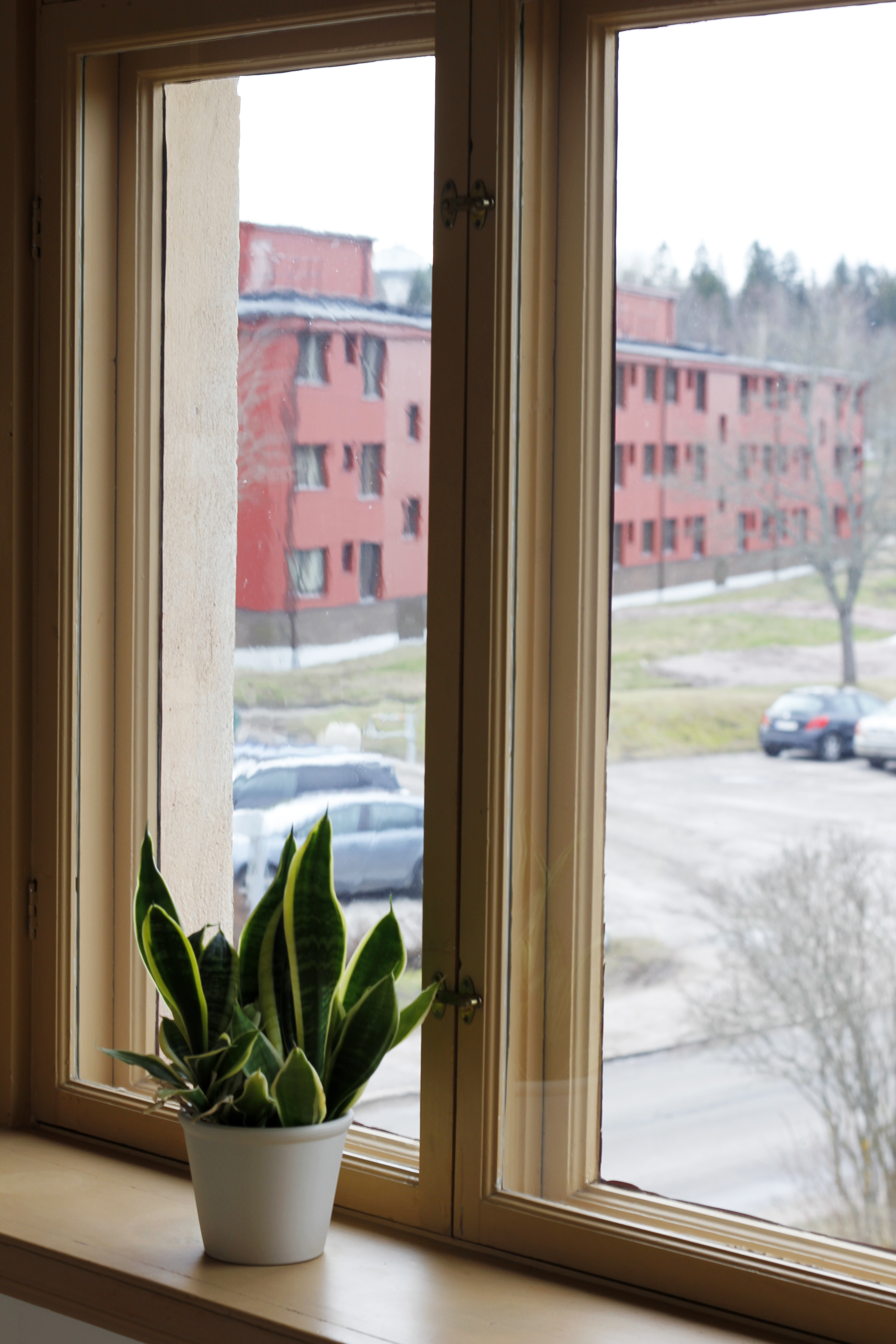 Fönster med utsikt över stationsvägen